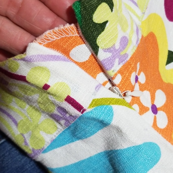 Distress Levi's shorts an a gap top 2t - Picture 3 of 7